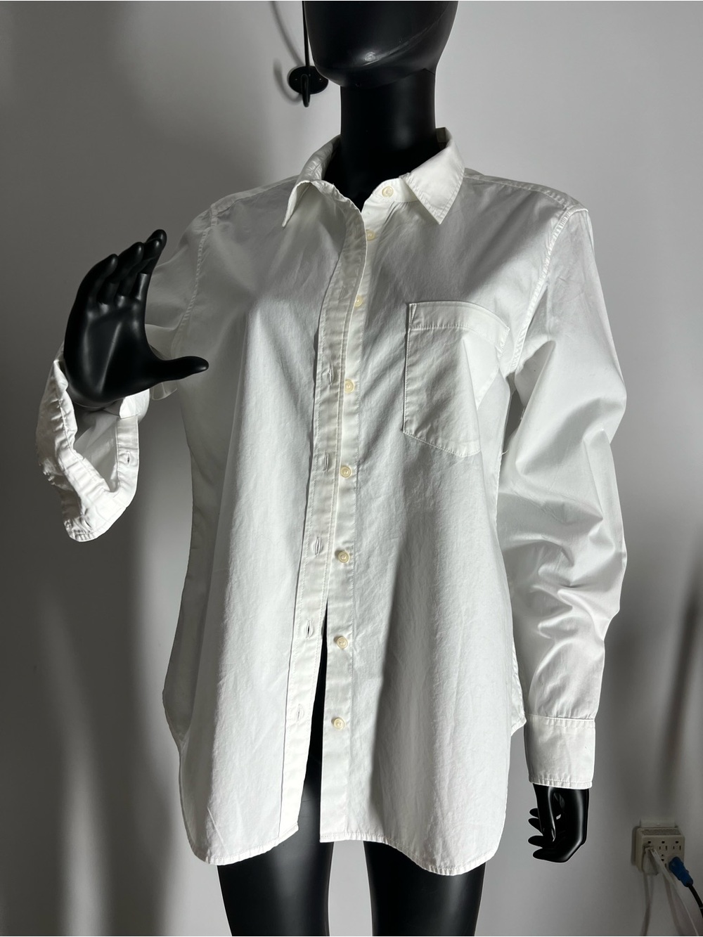 GAP White Classic Button-Down Shirt 💯 cotton. Large